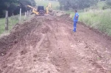 Estrada do Bairro Pedregulho em Taquarituba passa por melhorias