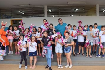 Prefeitura e Fundo Social de Solidariedade distribuem ovos de chocolate em diversas unidades