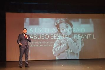 Evento no Teatro Municipal de Taquarituba reúne equipe técnica do CRAS, Promotoria e Coordenadoria de Assuntos Jurídicos, e aborda o tema da campanha Maio Laranja