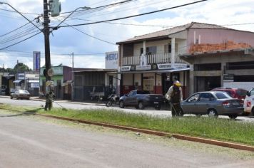 Equipes de zeladoria realizam serviços de limpeza e corte de grama em Taquarituba