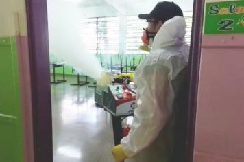 Prefeitura continua sanitização nas escolas como medida de enfrentamento à pandemia