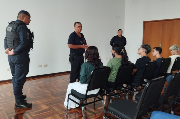 Alunos da Escola Estadual Professor Dimas Mozart e Silva visitam base da Polícia Municipal de Taquarituba