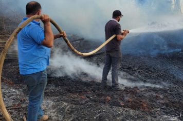 Incêndio de grandes proporções atinge área de cultivo em Taquarituba