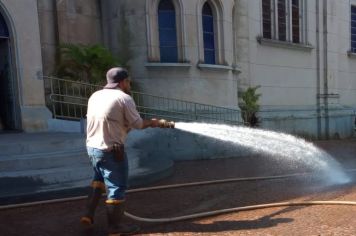 Limpeza prepara Praça São Roque para tradicional solenidade religiosa e cultural da Paixão de Cristo