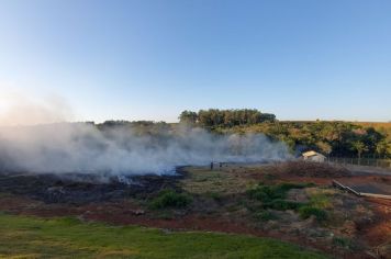 Defesa Civil de Taquarituba combate incêndio às margens de rodovia e evita acidentes graves 