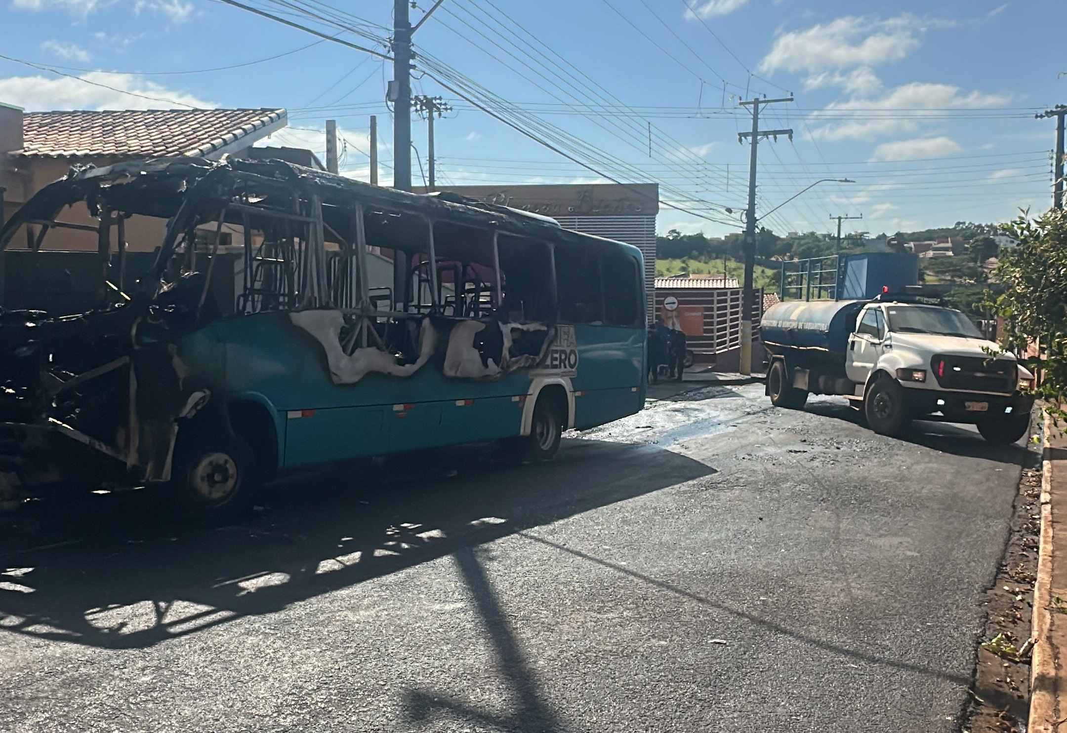 Incêndio em ônibus do programa 