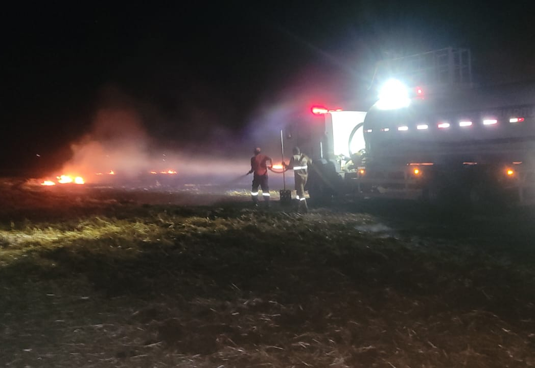 Colheitadeira pega fogo e Defesa Civil controla incêndio em área rural de Taquarituba