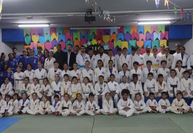 Prefeitura de Taquarituba entrega kimonos e faixas para alunos do projeto municipal de Judô