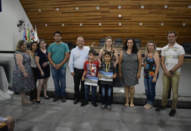 Alunos das escolas municipais de Taquarituba recebem medalhas.