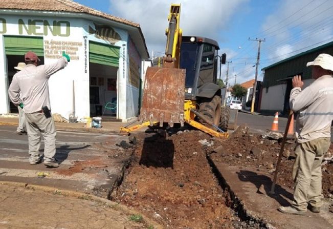 Vias do centro recebem reparo no sistema de drenagem