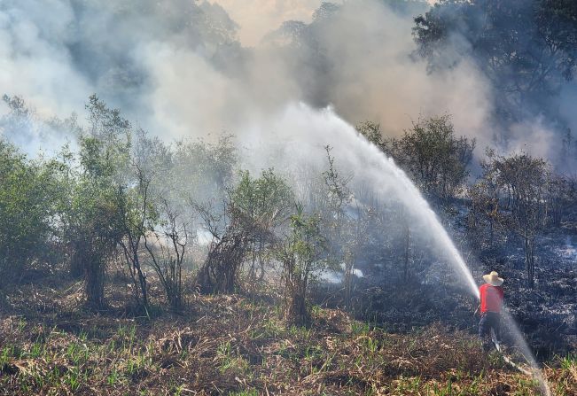 Fevereiro inicia com combate à incêndio próximo à rotatória da Avenida Mário Covas sentido Itaí 