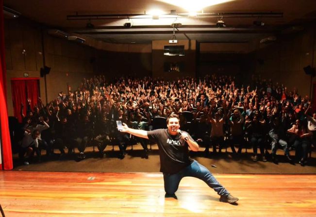  Uma noite de risadas e solidariedade com Wanderlei Grillo no Teatro Municipal