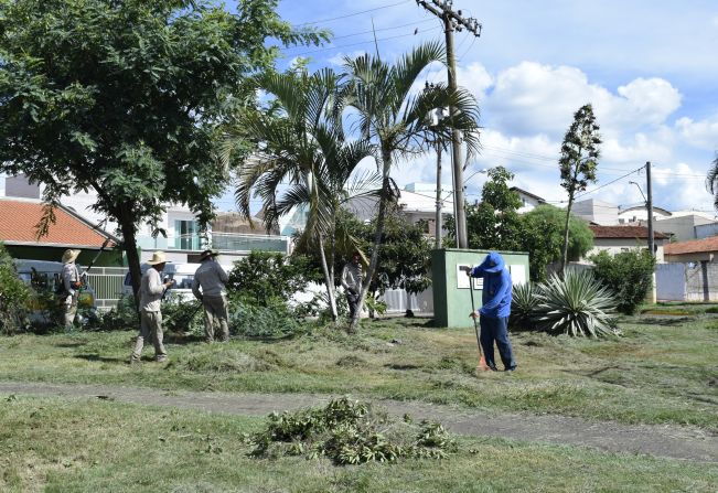 Equipe de limpeza pública realiza ação de zeladoria no Pingo de Leite