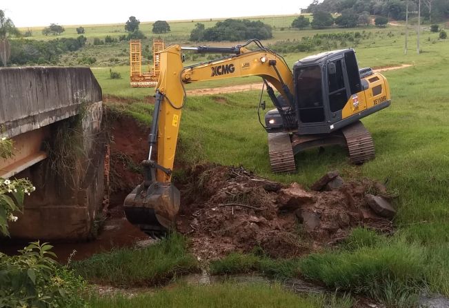 Ponte do bairro Barro Preto recebe manutenção