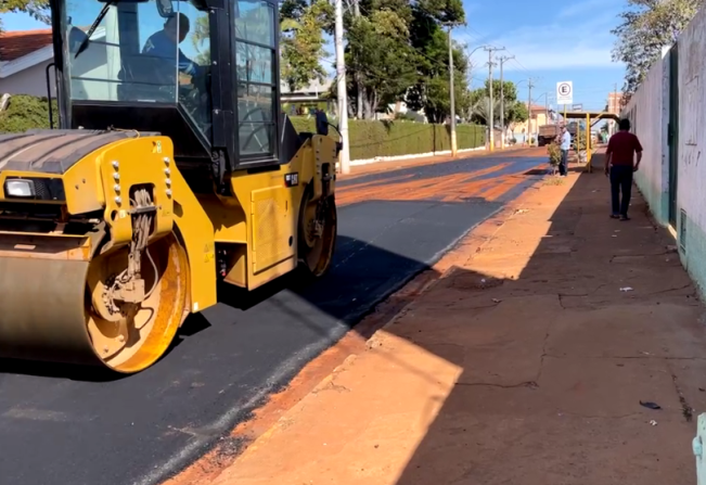 Prefeitura de Taquarituba avança com obras de recapeamento asfáltico na Vila São Vicente