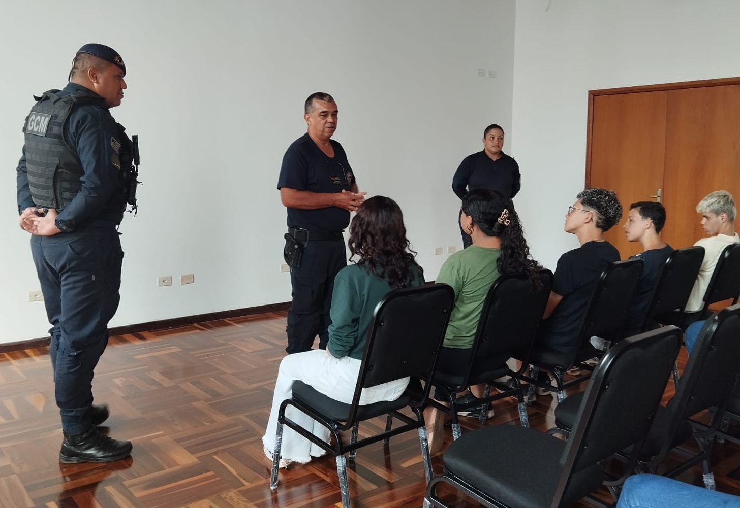 Alunos da Escola Estadual Professor Dimas Mozart e Silva visitam base da Polícia Municipal de Taquarituba