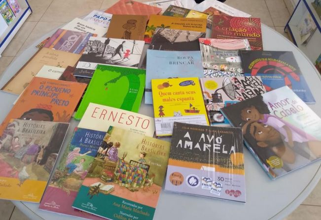 Biblioteca Municipal recebe 100 livros através de edital de doação do SISEB