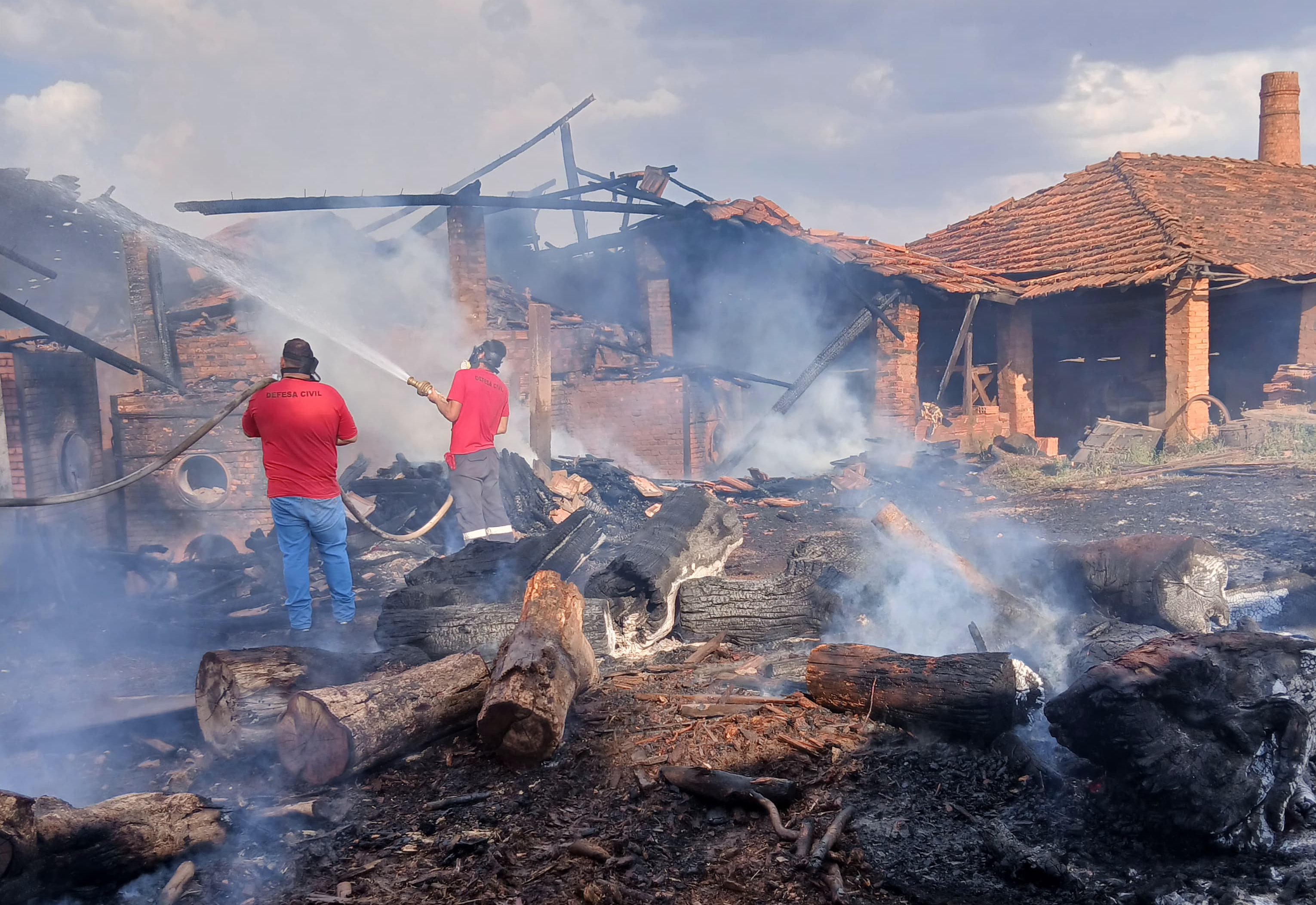 Defesa Civil atua em incêndio em olaria na zona rural de Taquarituba