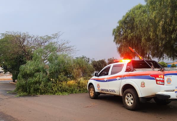 Vendaval provoca danos em Taquarituba e mobiliza equipes municipais