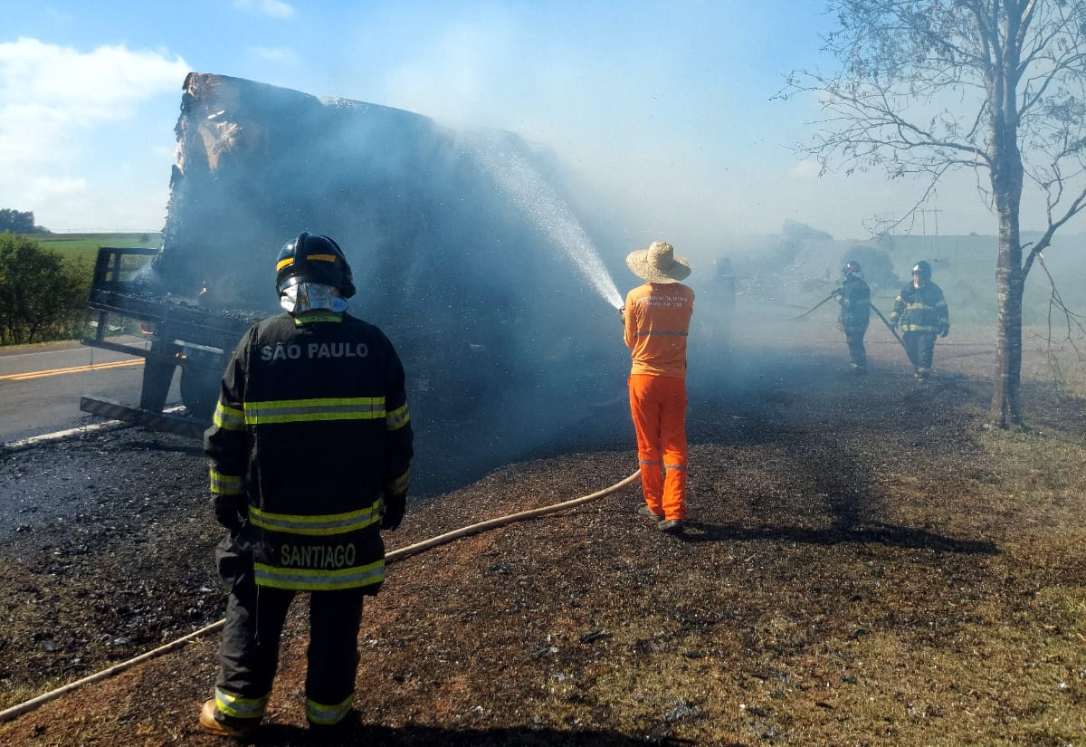 Carreta com bobinas de papel pega fogo e interdita rodovia em Taquarituba